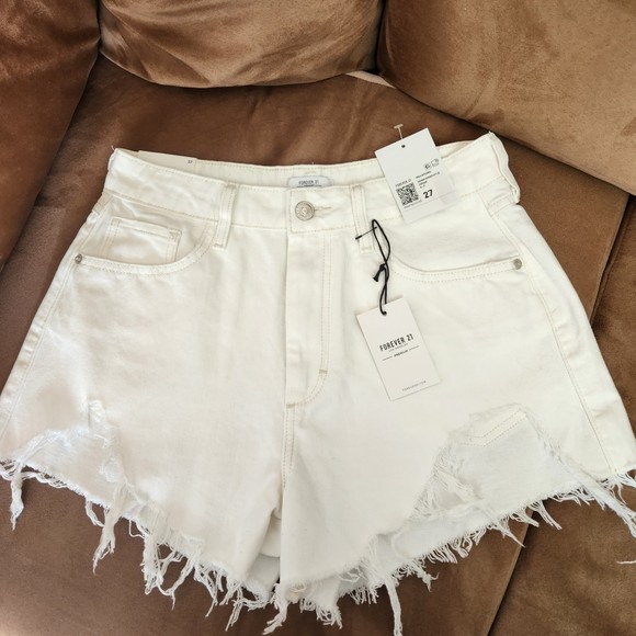 Forever 21 Premium White Denim Booty Shorts Size 27 - Picture 1 of 2